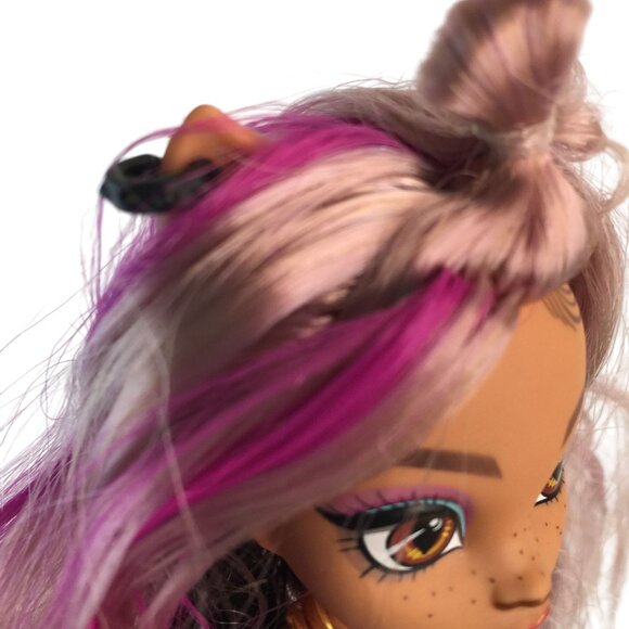 Monster High Signature Look Clawdeen Wolf 2022 HHK52 Purple Streaked Hair - Picture 8 of 9